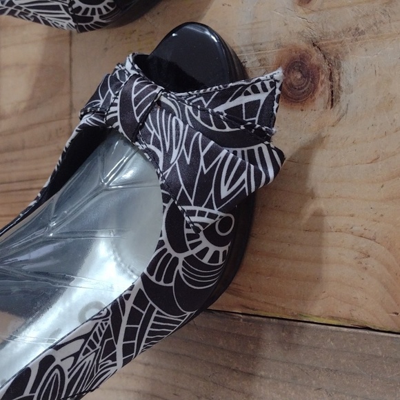 Unisa Black Open Toe Heeled Sandals w/ Bow & Backstrap Size 7m - Picture 12 of 13